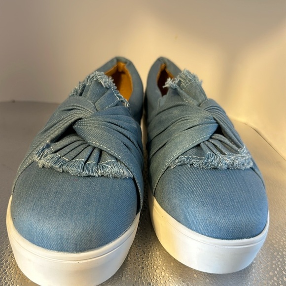 Catherine’s absolutely adorable flat shoes. Light denim with denim Bow size 10.​ - Picture 1 of 7